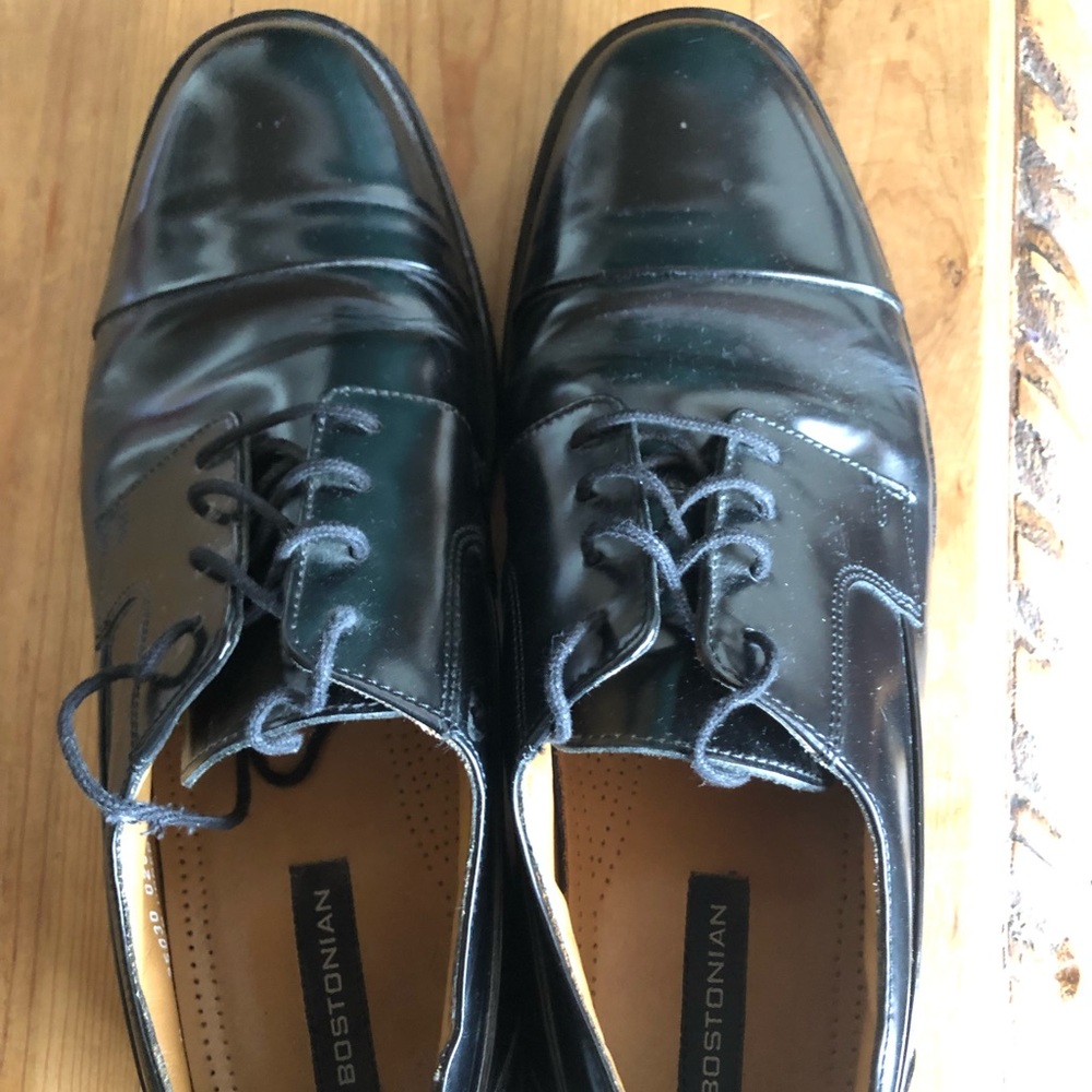 Black dress shoes with cap toe - Picture 2 of 3